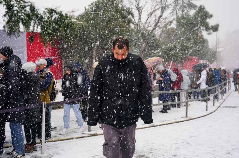 Meteoroloji alarm verdi: İstanbul ve 13 kent için sarı kodlu uyarı! Cuma yoğun kar geliyor 12